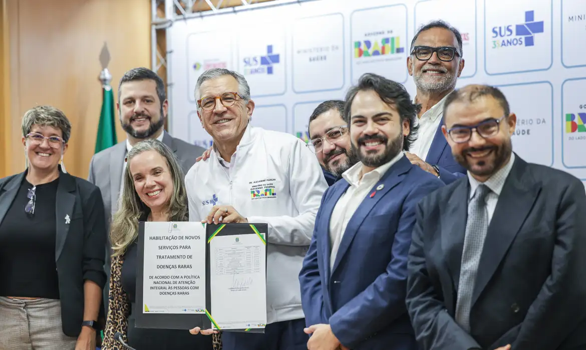 Autoridades exibem documento de habilitação de serviços para tratamento de doenças raras