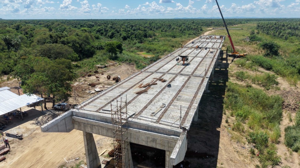 Operários trabalham sobre estrutura de concreto do viaduto em construção. Operários trabalham sobre estrutura de concreto do viaduto em construção.