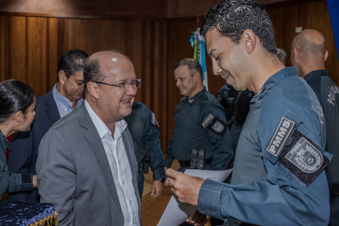 Vice-governador Barbosinha cumprimenta policial militar durante cerimônia de formatura em Mato Grosso do Sul.