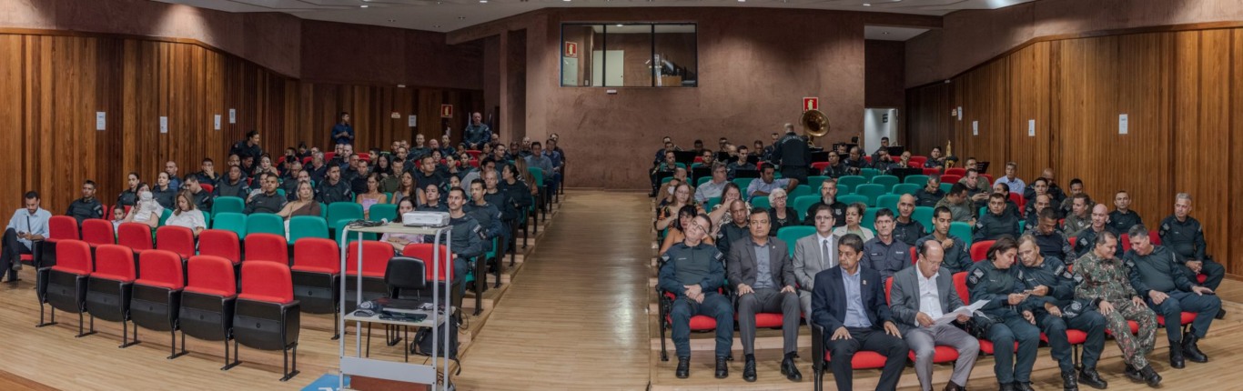 Policiais militares e autoridades reunidos em auditório durante cerimônia de formatura em Mato Grosso do Sul.