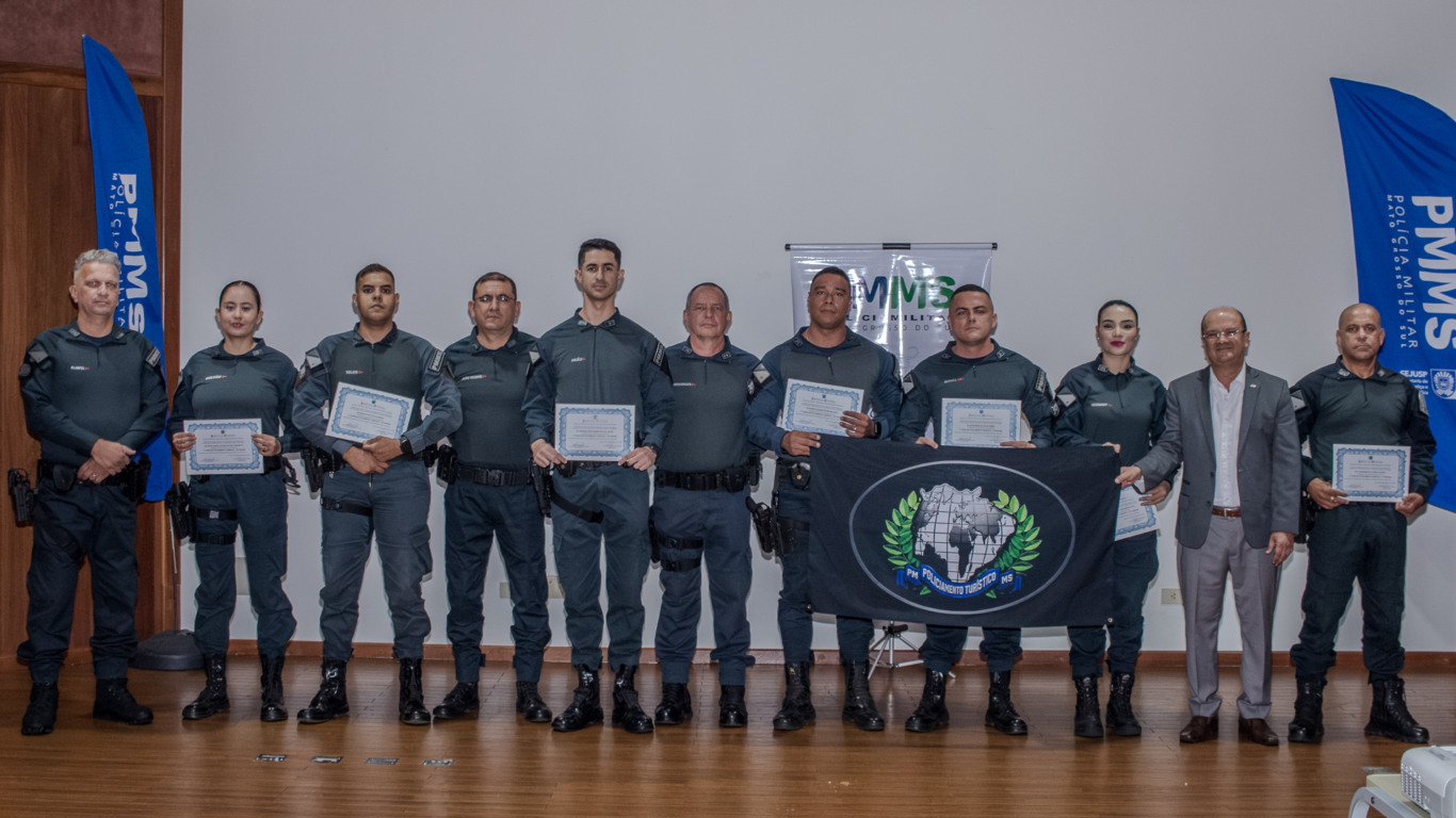 Policiais militares exibem certificados durante formatura do curso de policiamento turístico em MS.