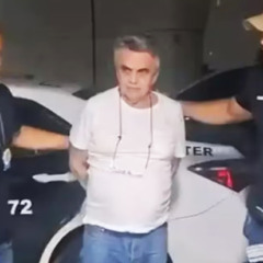 José Dumont, de 75 anos, é levado por policiais civis após ser preso em casa, no Flamengo, em cumprimento a mandado por estupro de vulnerável - (Foto: Reprodução)