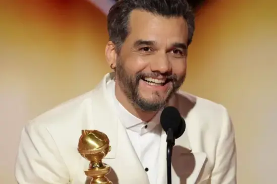 Wagner Moura segura troféu durante premiação internacional