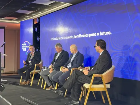 Valmor Thesing (com o microfone) falou sobre o setor do tabaco (Foto: Eliana Stülp Kroth/Divulgação)