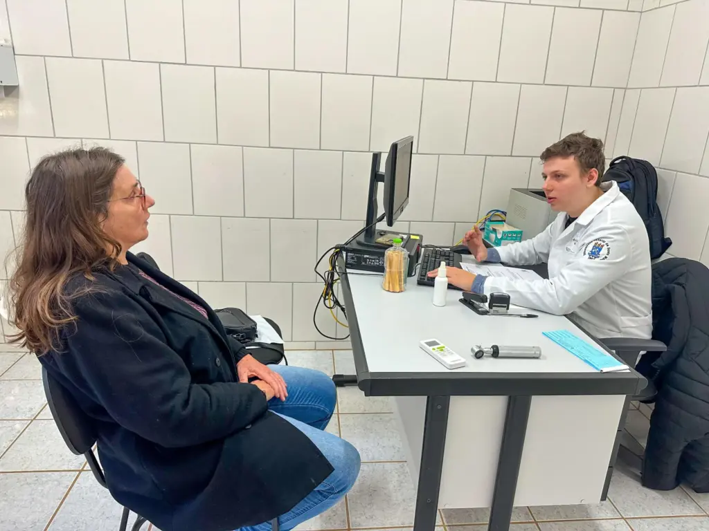 A paciente da UBS Tangerinas, Liria Teresinha Kist, em atendimento médico (Foto: Divulgação)