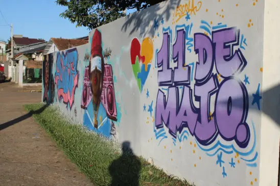 Muro, com mais de 100 metros, recebeu diversas artes
(Foto: Leonardo Pereira)