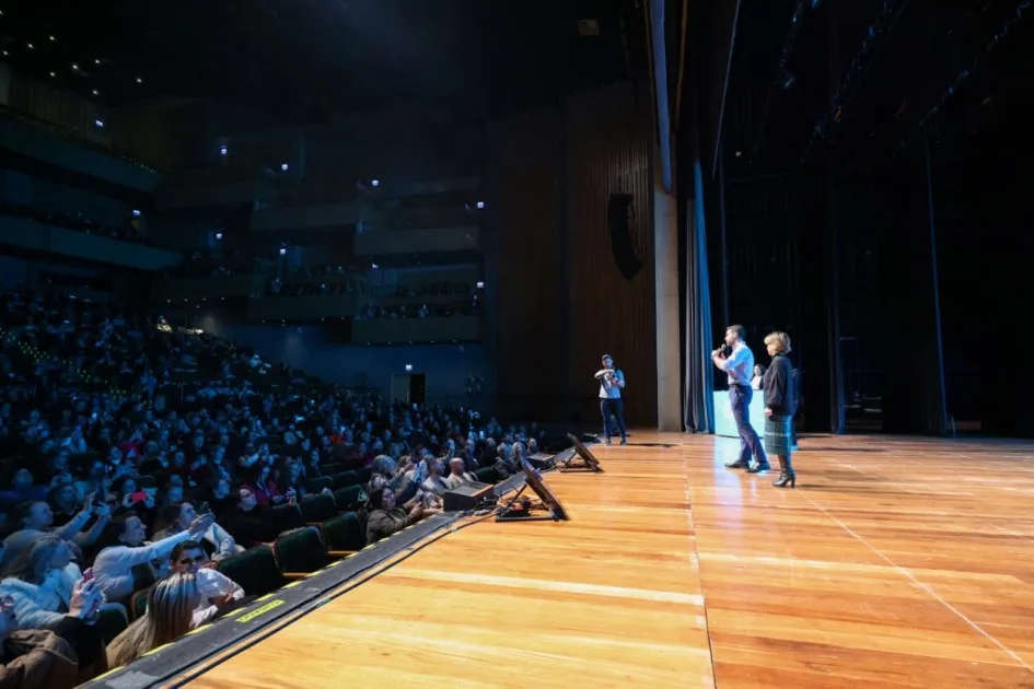 Dirigentes de escolas estaduais lotaram o Teatro Feevale, onde Eduardo Leite e a secretária Raquel detalham os programas ( Foto: João Pedro Rodrigues/Secom)