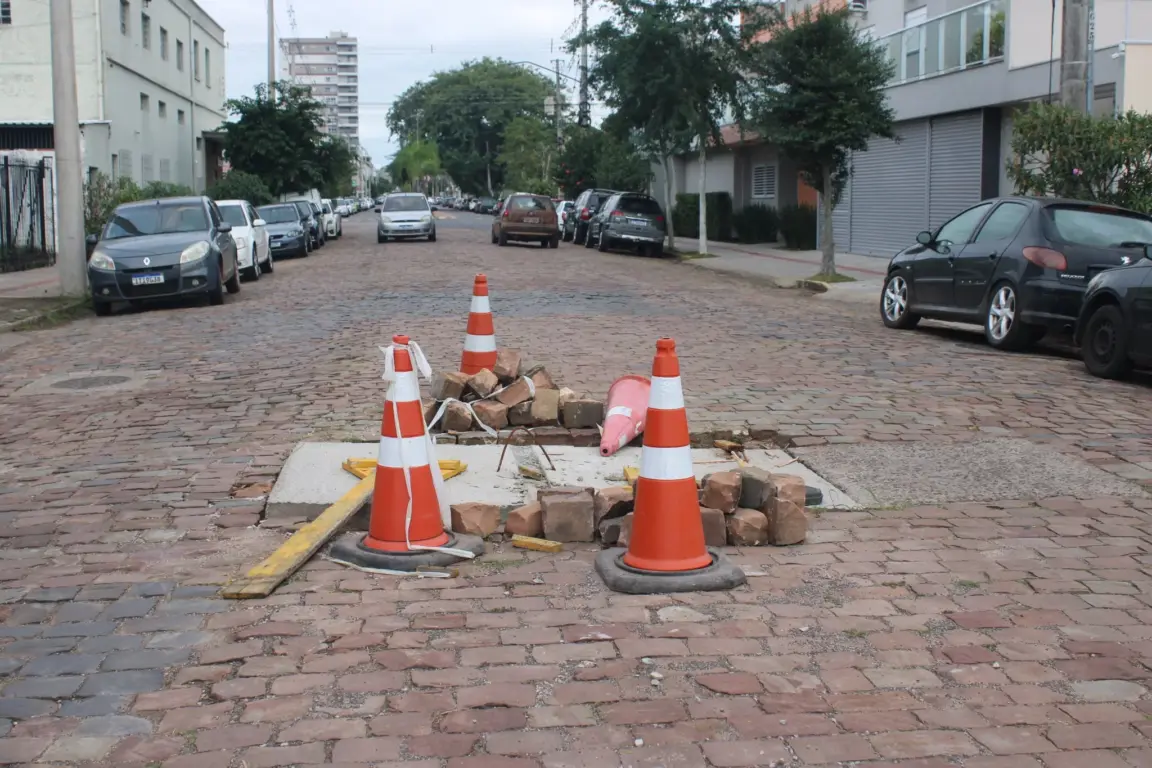 Veículos precisam desviar do local, que está sinalizado com cones e pedras
(Foto: Leonardo Pereira)
