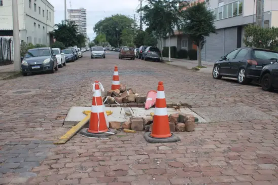 Veículos precisam desviar do local, que está sinalizado com cones e pedras
(Foto: Leonardo Pereira)