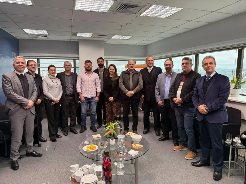 Comitiva com prefeitos e lideranças esteve no Ministério Público, em Porto Alegre
(Foto: Divulgação)