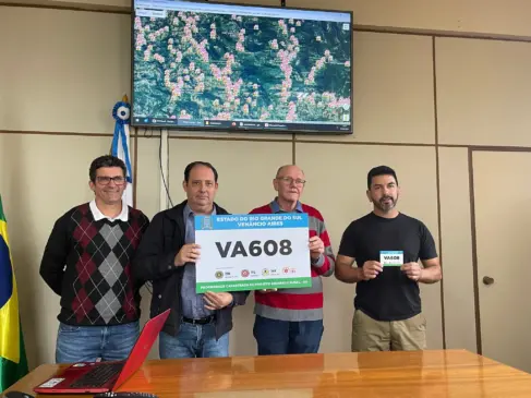 Maurício Pelizzon, da Impacto Sistemas de Informação, prefeito Jarbas da Rosa, vereador Alberto Sausen e secretário de Segurança Pública, Luciano Teixeira, apresentaram o projeto
(Foto: Leonardo Pereira)