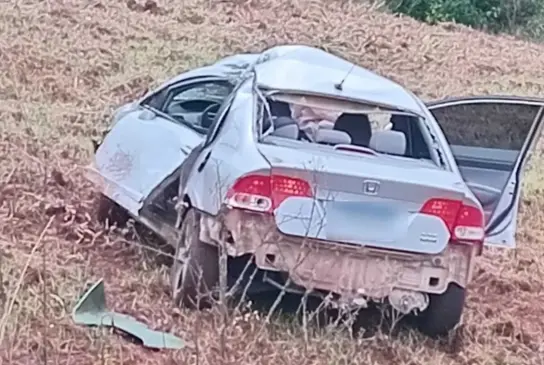 Honda Civic saiu da via, colidiu contra um poste e ficou destruído (Foto: Fabiano Schonarth/Folha do Mate)