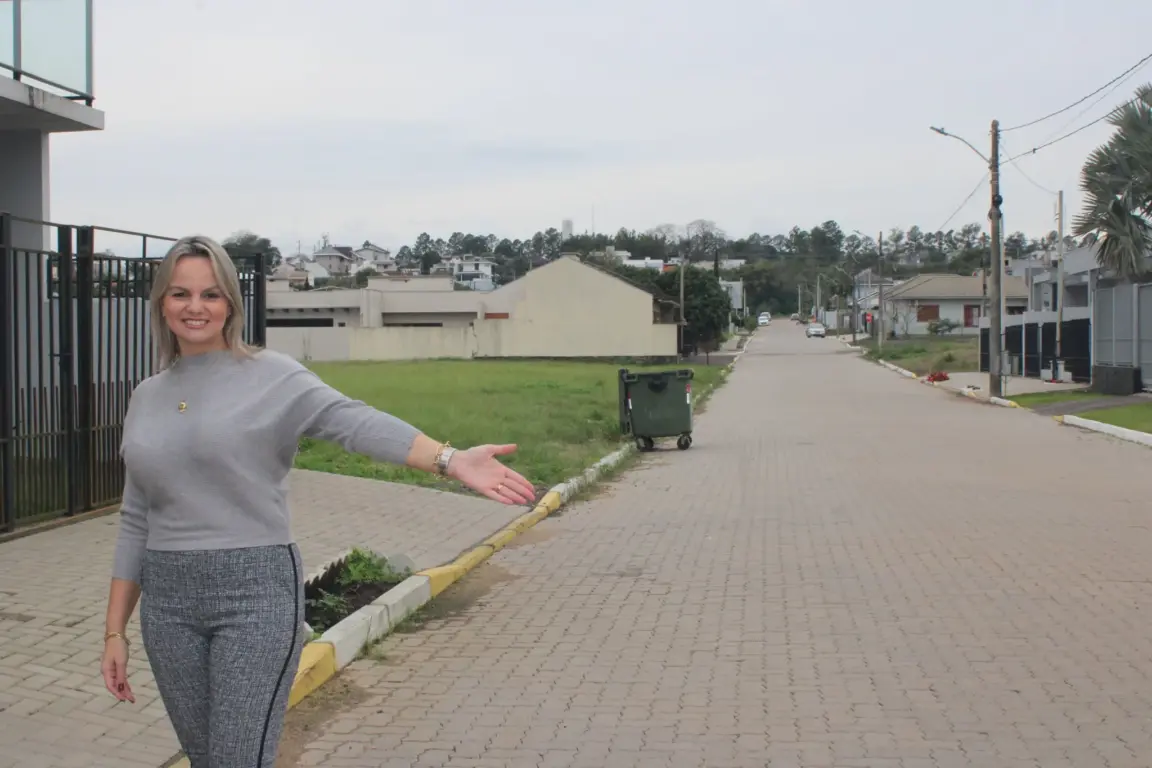 Moradora comemora a rua pavimentada com o programa
(Foto: Leonardo Pereira)