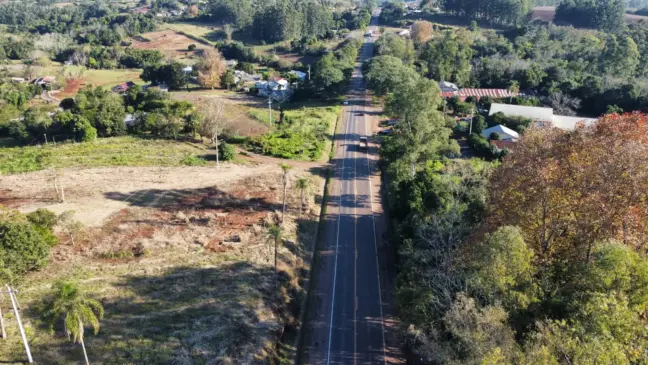 Quilômetro 10, próximo ao trevo de Linha Travessa e Vila Palanque, receberá um pórtico de free flow
(Foto: Renan Zarth/Terra FM)