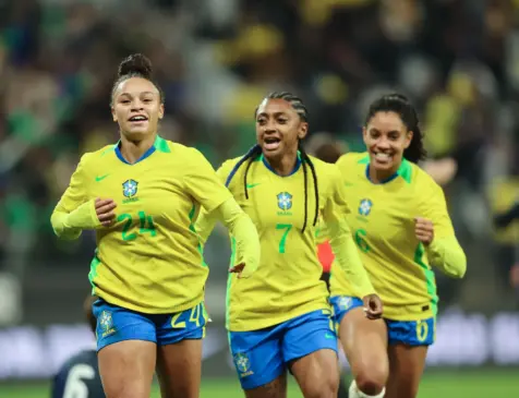 Dudinha, Kerolin e Yasmim comemoram gol da seleção sobre o Japão (Foto: Livia Villas Boas/CBF