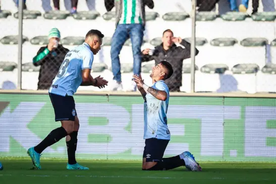 Kike Olivera fez o segundo gol da partida (Foto: Lucas Uebel/AI Grêmio)