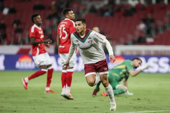 Serna fez o primeiro gol do jogo (Foto: Lucas Merçon/AI Fluminense