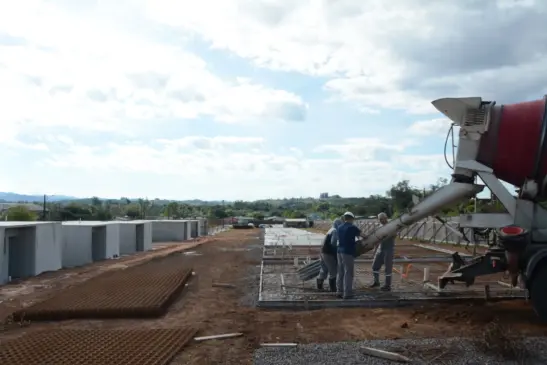 Empresa MTX Construtora iniciou as obras em março (Foto: Alvaro Pegoraro)