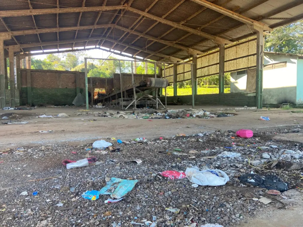 Restam pequenos resíduos, como sacolas plásticas e garrafas pet (Foto: Leonardo Pereira)