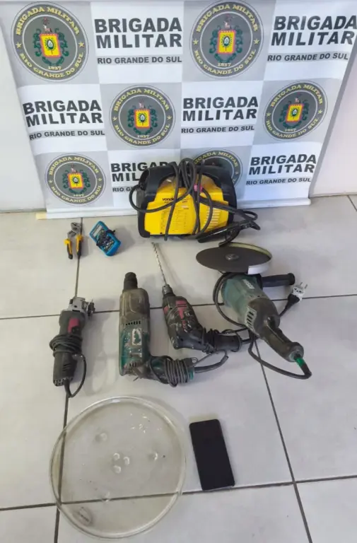 Policiais militares apreenderam uma série de equipamentos no local, que seria utilizado para consumo de entorpecentes (Foto: Brigada Militar/Divulgação)