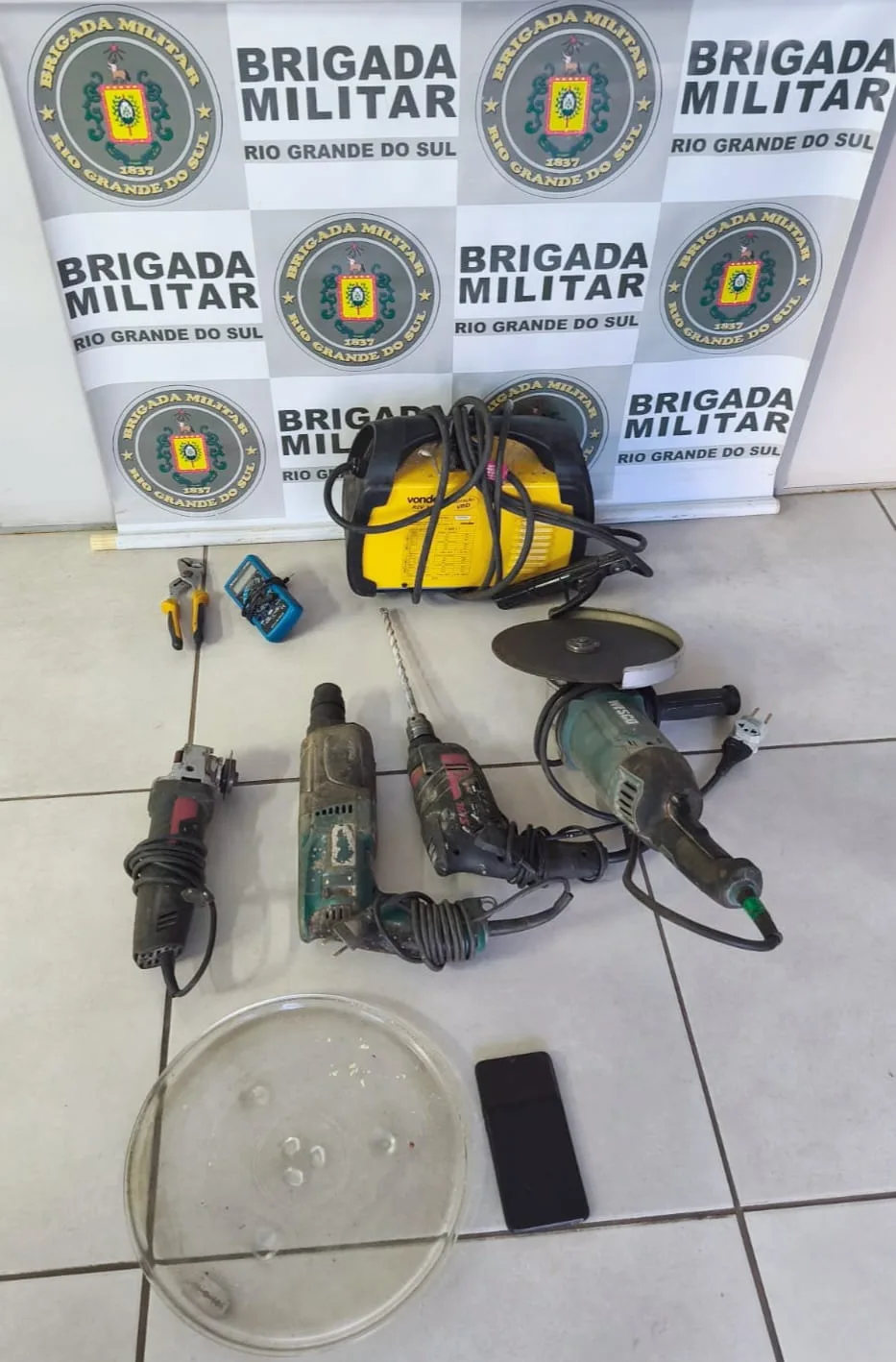 Policiais militares apreenderam uma série de equipamentos no local, que seria utilizado para consumo de entorpecentes (Foto: Brigada Militar/Divulgação)