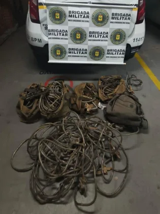 Fios de cobre foram apreendidos e o autor do furto foi preso em flagrante (Foto: Brigada Militar/Divulgação)
