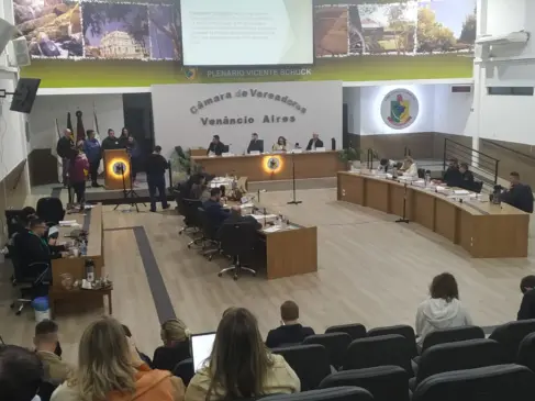 Sessão semanal do Poder Legislativo foi realizada na noite desta segunda-feira, 18 (Foto: Carlos Dickow)