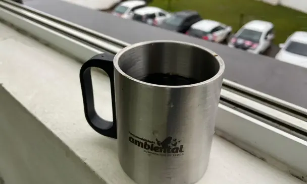 Disponibilização das canecas de inox reduz a utilização diária de copos plásticos (Foto: Juan Grings) 