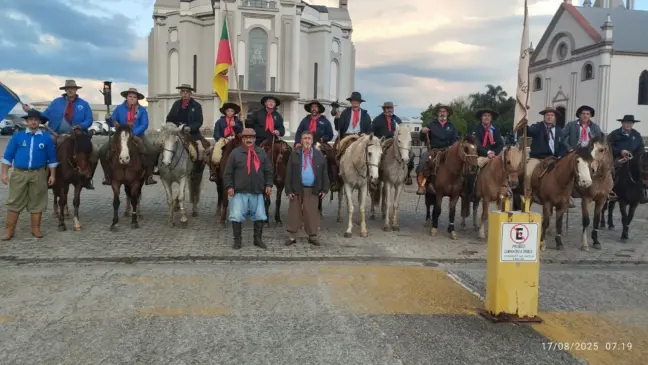 Cavalgada da Chama Crioula do CPF Terra de um Povo no Santuário Nossa Senhora de Caravaggio, em Farroupilha (Foto: Arquivo pessoal) 