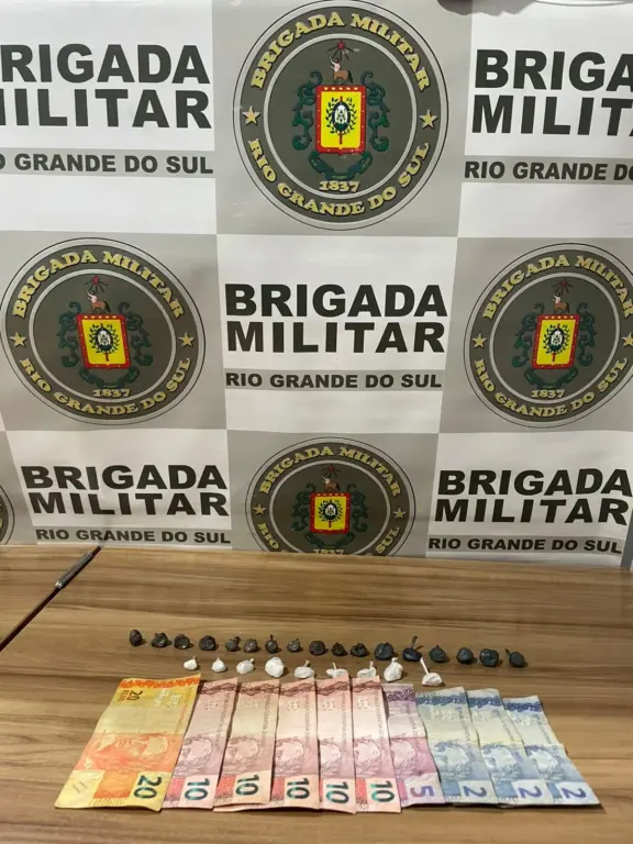 Policiais militares encontraram dinheiro e entorpecentes com o suspeito, no bairro Battisti (Foto: Brigada Militar/Divulgação)