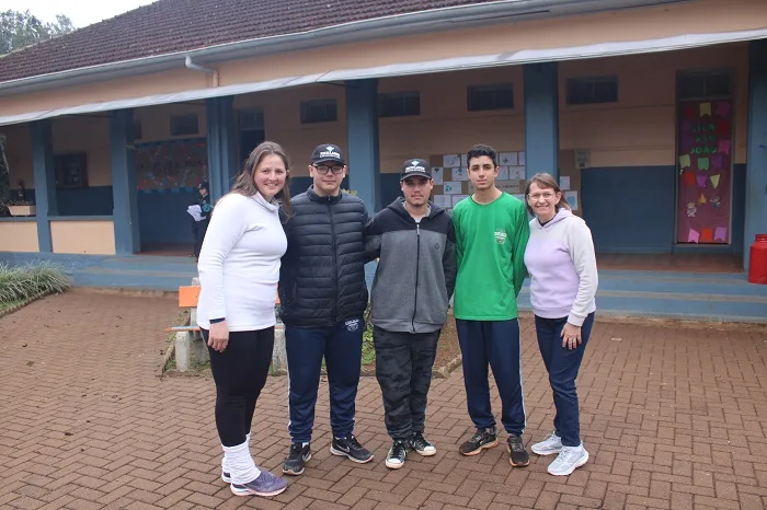 Professoras Paula e Adiane, com os alunos Vagner, Lucas e Victor (Foto: Júnior Posselt/Folha do Mate)