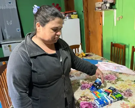 Sandra ecebeu diagnóstico de fibromialgia no mês de maio. Medicamentos antidepressivos e para combater a dor, como Canabidiol, fazem parte da rotina (Foto: Júnior Posselt/Folha do Mate)