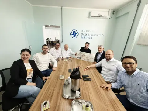 Deputado federal visitou o hospital e fez assinatura de cheque simbólico (Foto: Divulgação)