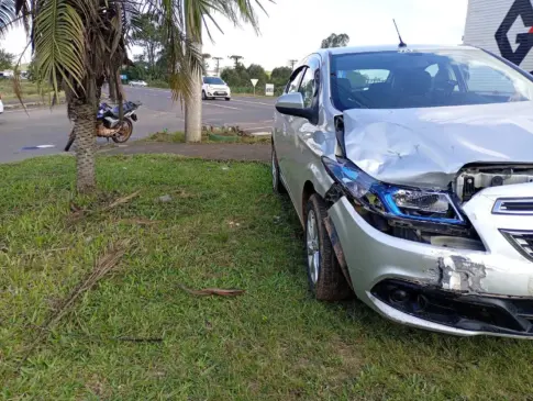 Motoqueiro ficou ferido em colisão com automóvel. Foto: Ismael Stürmer