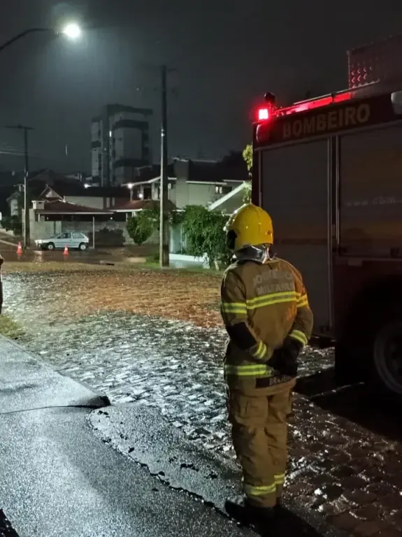 Rua Conde D'Eu ficou bloqueada durante a ocorrência. Foto: Caco Villanova/Folha do Mate