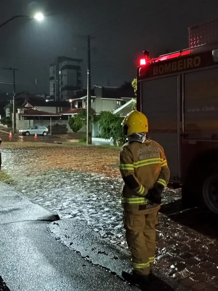 Rua Conde D'Eu ficou bloqueada durante a ocorrência. Foto: Caco Villanova/Folha do Mate