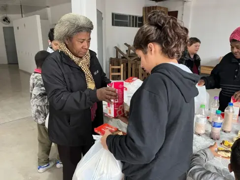 Maria Rodrigues ajuda na distribuição dos alimentos durante a ação (Fotos: Júnior Posselt/Folha do Mate)