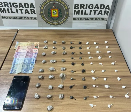 Porções de maconha e cocaína foram apreendidas no bairro Battisti (Foto: Brigada Militar/Divulgação)