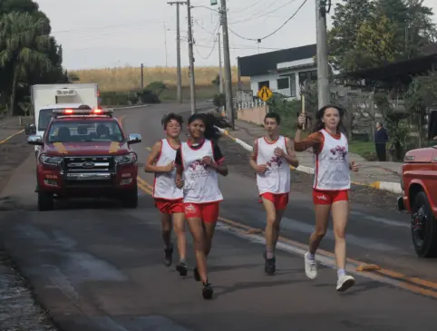 Estudantes da SAP carregaram o Fogo Simbólico em antecipação à abertura da Semana da Pátria (Foto: Caco Villanova)