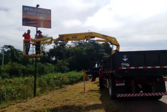 Placa foi instalada por Pereira e Freitas no último sábado e busca recuperar a autoestima da localidade
(Foto: Arquivo pessoal)