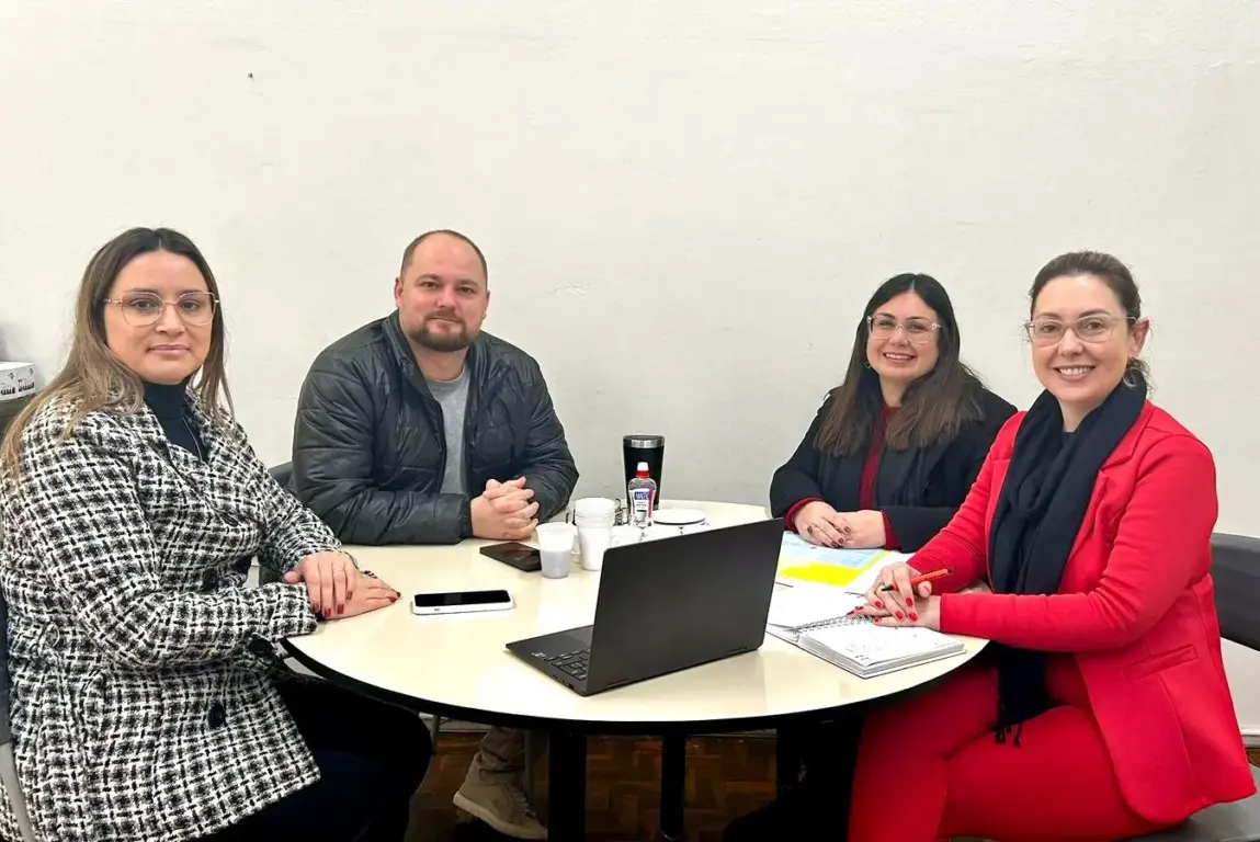 Secretário de Governança e Gestão, Tiago Quintana, com algumas das integrantes do grupo de trabalho do PPA (Foto: AI Prefeitura)