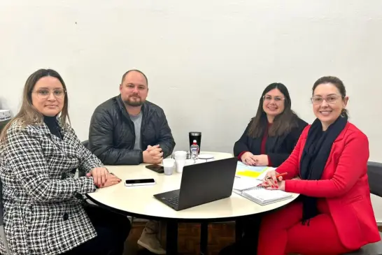 Secretário de Governança e Gestão, Tiago Quintana, com algumas das integrantes do grupo de trabalho do PPA (Foto: AI Prefeitura)