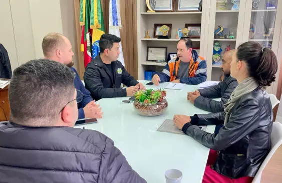 Equipe da Defesa Civil, convocada pelo prefeito Jarbas da Rosa no início da tarde desta terça-feira, 17 (Foto: AI Prefeitura)
