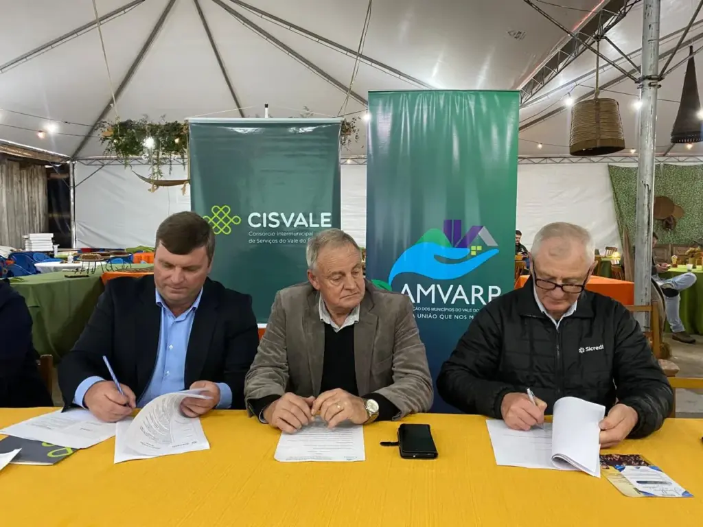 Termo de doação foi assinado pelo presidente do Cisvale, Gilson Becker, pelo presidente da Amvarp, Nestor Ellwanger, e pelo presidente do Sicredi, Heitor Petry (Foto: AI Cisvale)