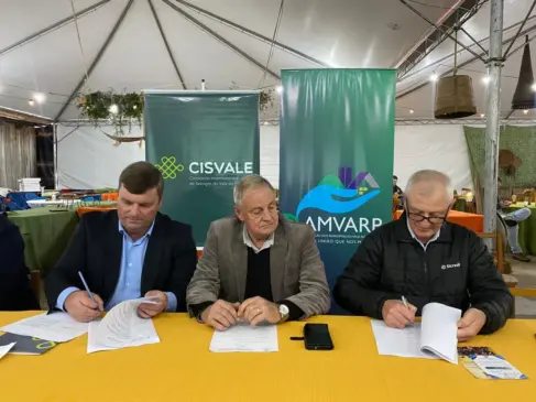 Termo de doação foi assinado pelo presidente do Cisvale, Gilson Becker, pelo presidente da Amvarp, Nestor Ellwanger, e pelo presidente do Sicredi, Heitor Petry (Foto: AI Cisvale)