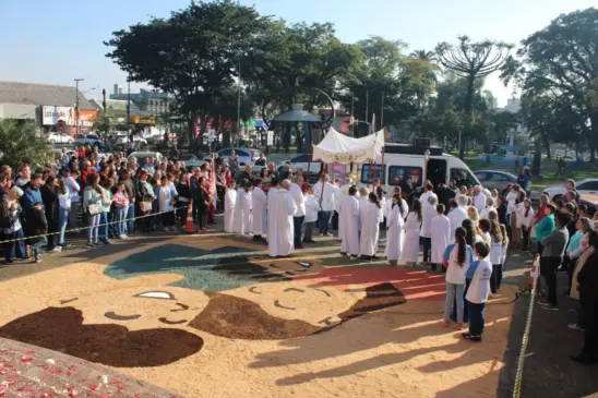 Ação é tradicional e, a cada ano, reúne um grande número de fiéis, que visitam os quadros montados e participam de celebração especial (Foto: Arquivo FM)