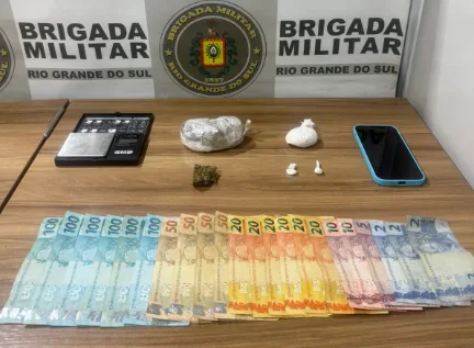 No bairro Santa Tecla os policiais prenderam um jovem de 20 anos e apreenderam drogas e dinheiro (Foto: Brigada Militar/Divulgação)