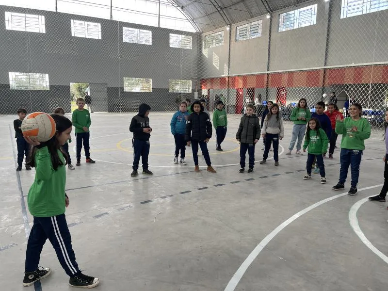 Alunos de 4º e 5º anos do Ensino Fundamental fizeram as primeiras atividades no ginásio na terça-feira, 1º (Foto: Débora Kist/Folha do Mate)