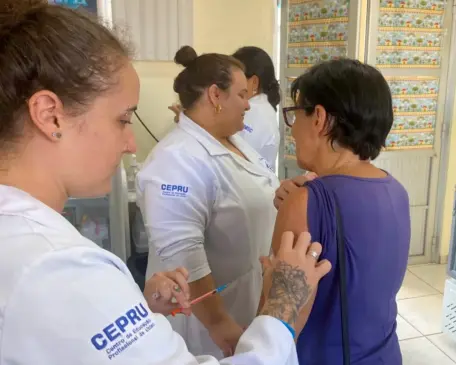 Para se vacinar, é necessário apresentar documento com foto, cartão do SUS, e, se possível, carteira de vacinação (Foto: Divulgação/Prefeitura de Venâncio)