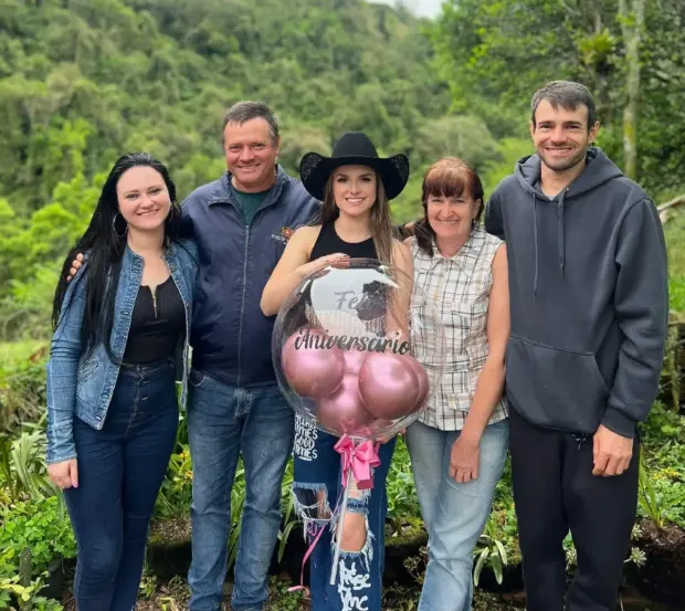 Com os irmãos Ronei e Maqueli e os pais Roni e Marisa
(Foto: Arquivo pessoal)